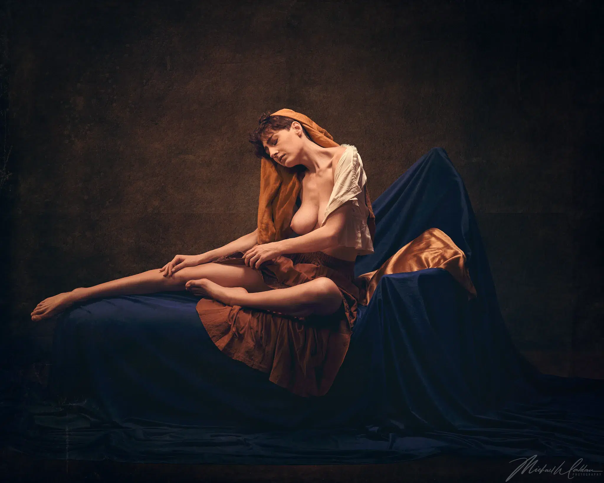 Emma Helena alias Riel Life - Set 1: Das erste Set war geprägt von warmem, dramatischem Licht – angelehnt an die Malerei Caravaggios, mit tiefen Schatten und leuchtenden Hauttönen.